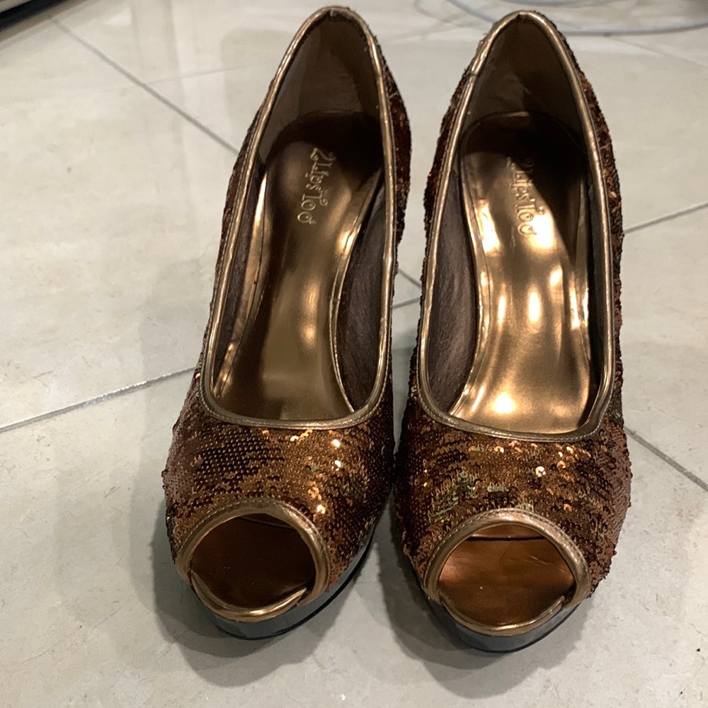 2 lips too  women’s heels flip/reversible sequins gold. Brown colors. Size 9
